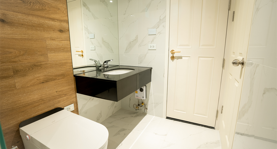 For sale 3 bedrooms condo in Huai Khwang, Bangkok