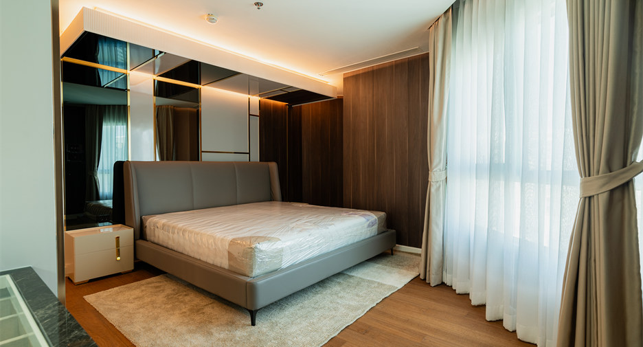 For sale 3 bedrooms condo in Huai Khwang, Bangkok