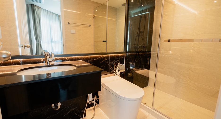For sale 3 bedrooms condo in Huai Khwang, Bangkok