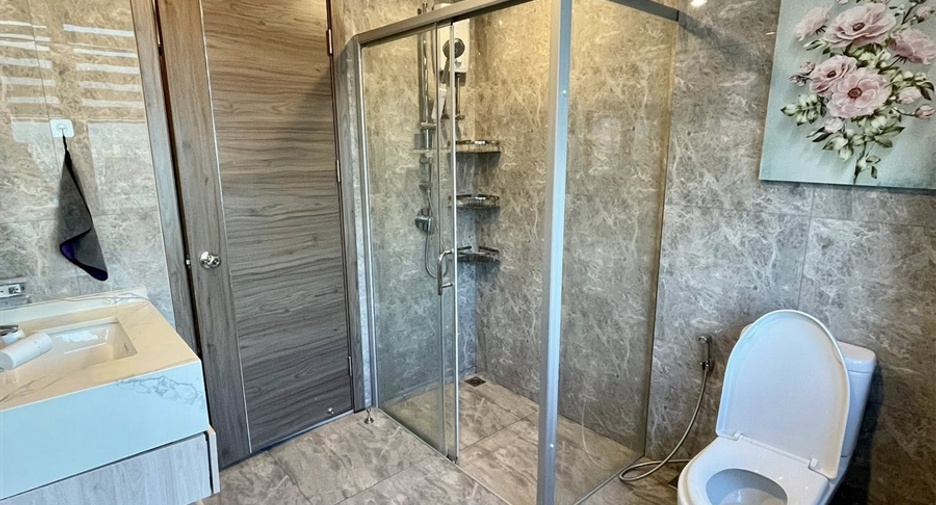 For sale 2 bedrooms condo in Huai Khwang, Bangkok