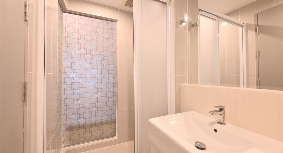 For sale 2 bedrooms condo in Huai Khwang, Bangkok