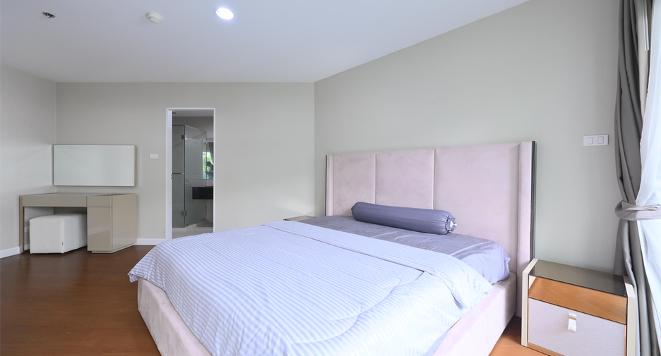 For sale 5 bedrooms condo in Huai Khwang, Bangkok