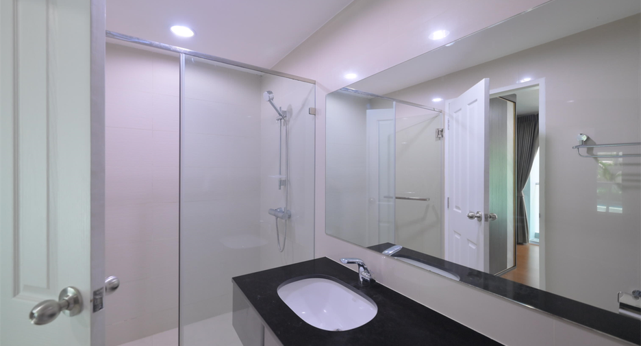 For sale 5 bedrooms condo in Huai Khwang, Bangkok