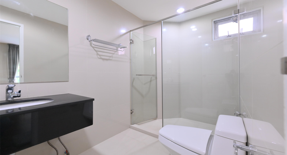 For sale 5 bedrooms condo in Huai Khwang, Bangkok