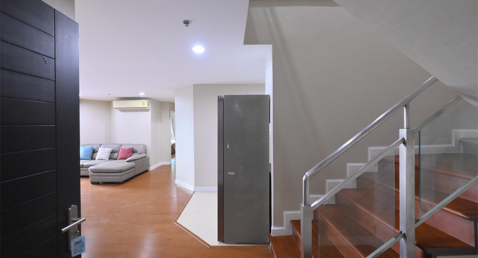 For sale 5 bedrooms condo in Huai Khwang, Bangkok
