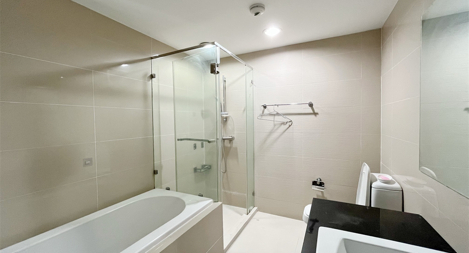 À vendre 3 chambres condo à Huai Khwang, Bangkok