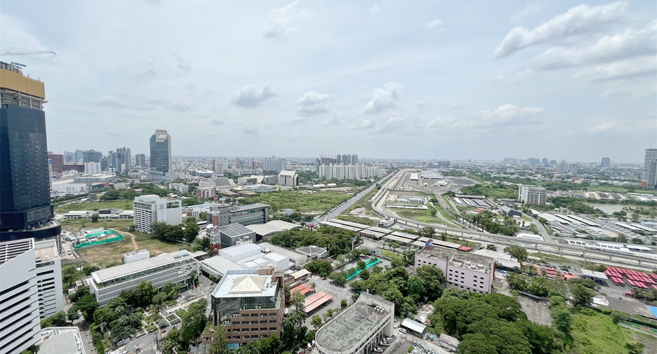 À vendre 3 chambres condo à Huai Khwang, Bangkok