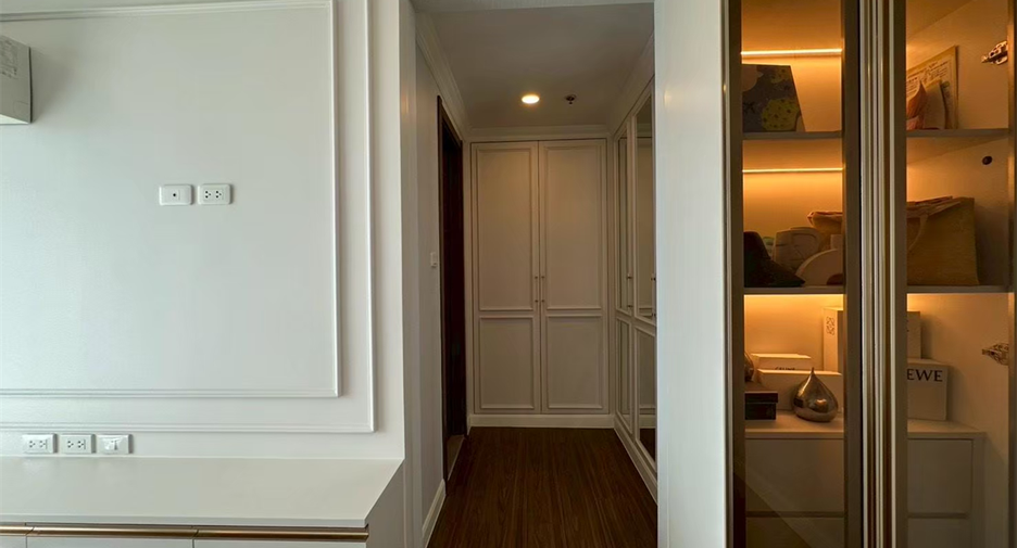 For sale 2 bedrooms condo in Huai Khwang, Bangkok