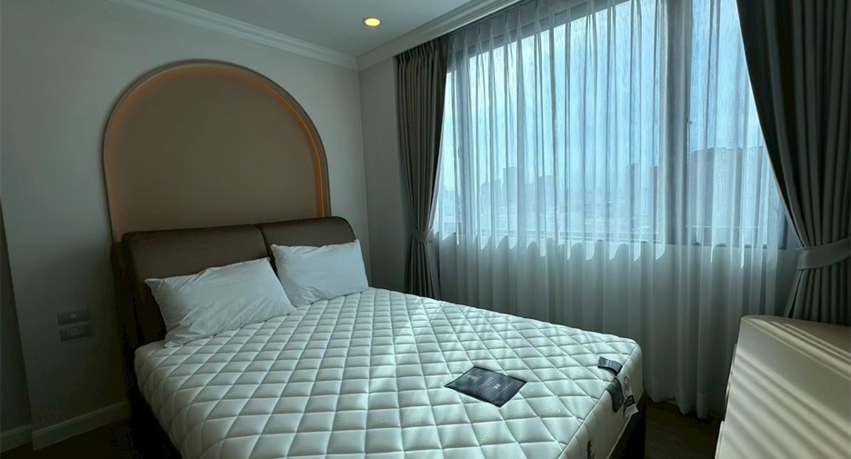 For sale 2 bedrooms condo in Huai Khwang, Bangkok
