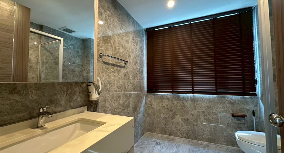 For sale 2 bedrooms condo in Huai Khwang, Bangkok