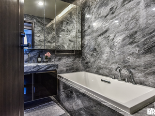 For sale 2 bedrooms condo in Phaya Thai, Bangkok