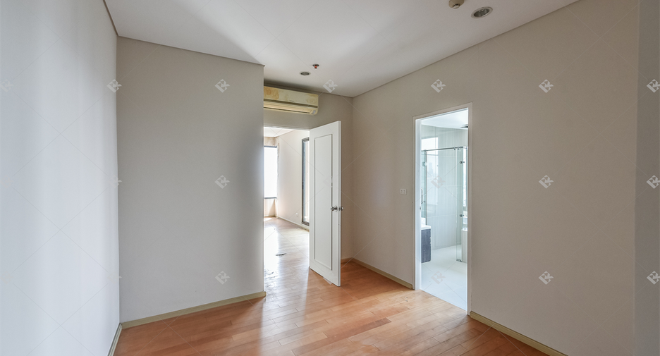 For sale 5 bedrooms condo in Watthana, Bangkok