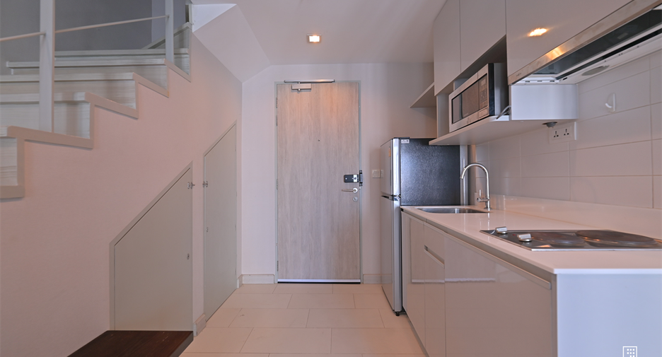 À vendre 2 chambres condo à Huai Khwang, Bangkok