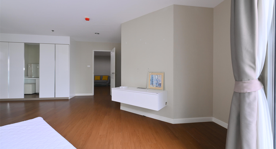 For sale 5 bedrooms condo in Huai Khwang, Bangkok