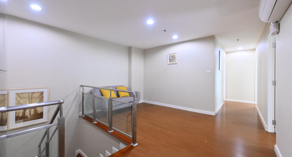 For sale 5 bedrooms condo in Huai Khwang, Bangkok