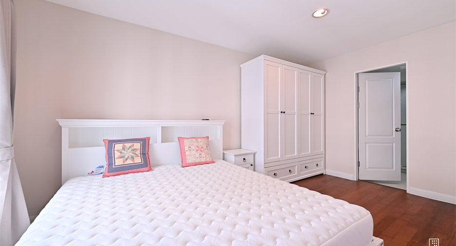 For sale 2 bedrooms condo in Huai Khwang, Bangkok