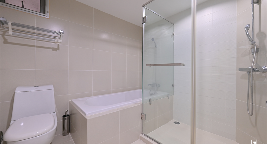For sale 2 bedrooms condo in Huai Khwang, Bangkok