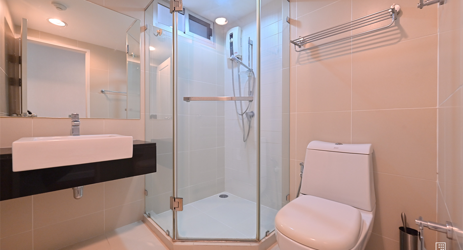 For sale 2 bedrooms condo in Huai Khwang, Bangkok