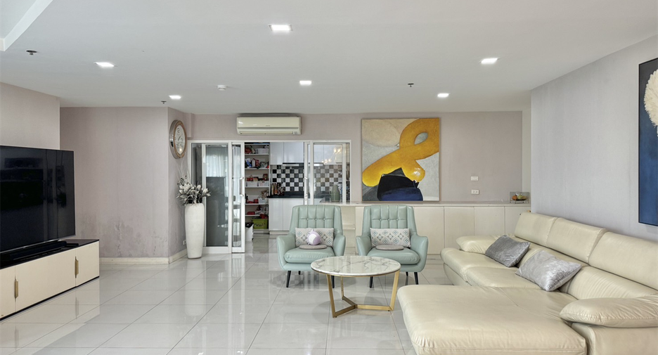 À vendre 4 chambres condo à Huai Khwang, Bangkok