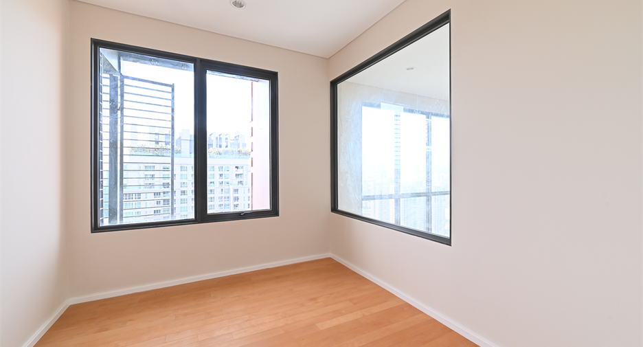 For sale 4 bedrooms condo in Watthana, Bangkok