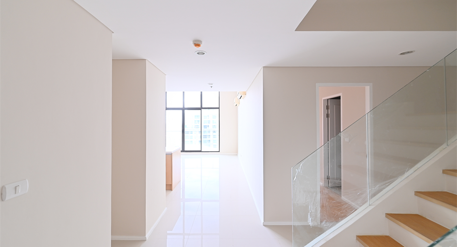 For sale 4 bedrooms condo in Watthana, Bangkok