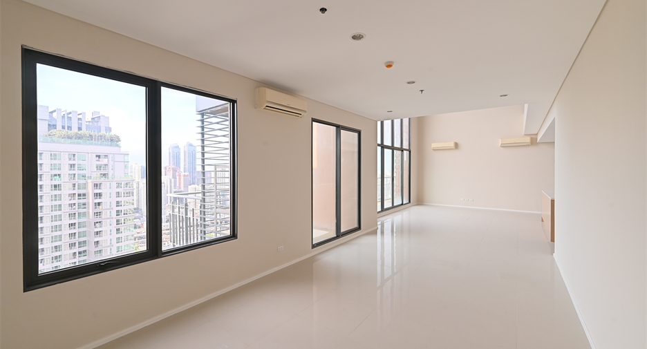 For sale 4 bedrooms condo in Watthana, Bangkok