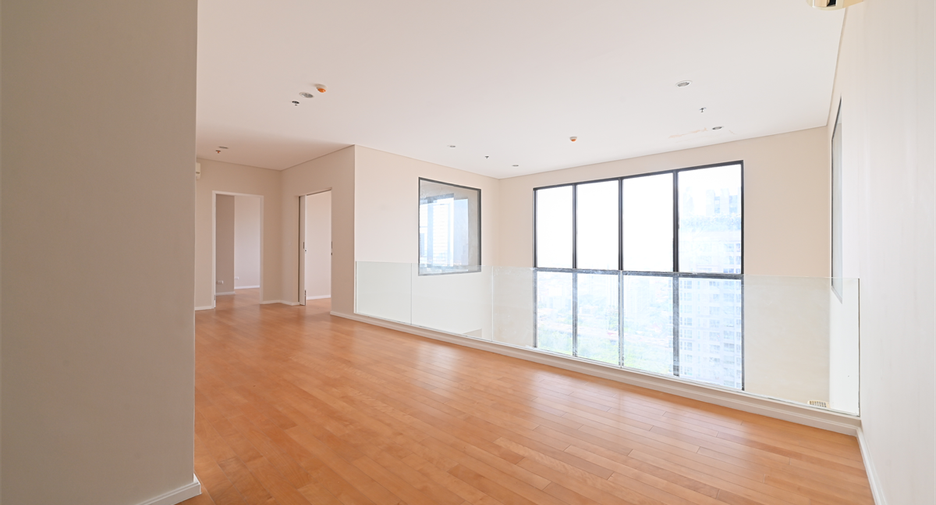 For sale 4 bedrooms condo in Watthana, Bangkok