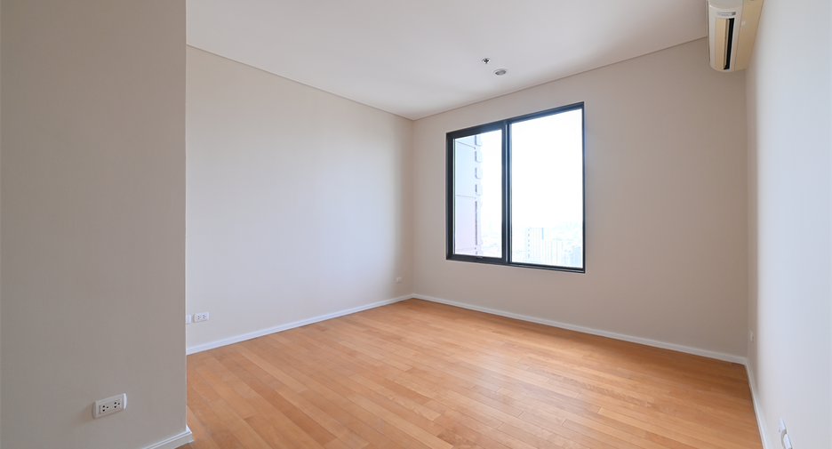 For sale 4 bedrooms condo in Watthana, Bangkok