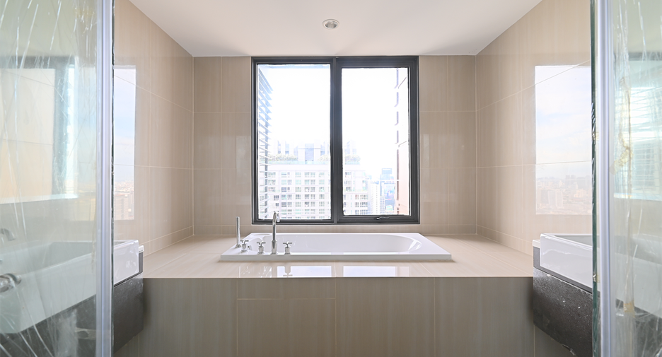 For sale 4 bedrooms condo in Watthana, Bangkok