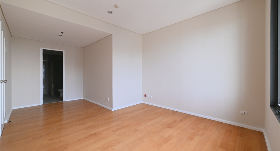 For sale 4 bedrooms condo in Watthana, Bangkok