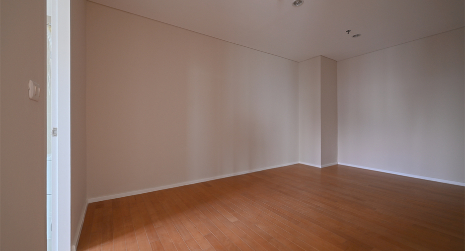 For sale 4 bedrooms condo in Watthana, Bangkok