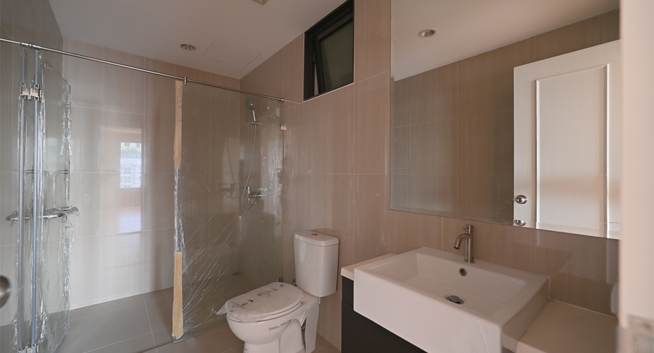 For sale 4 bedrooms condo in Watthana, Bangkok