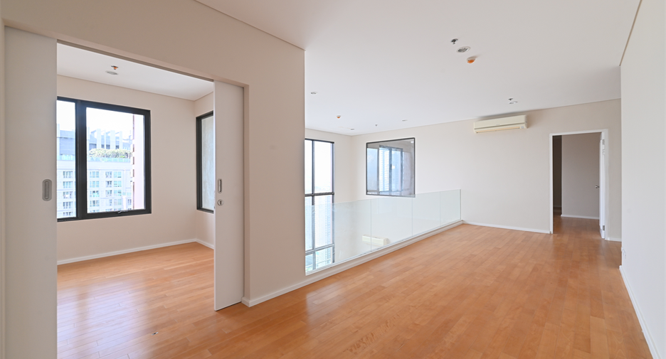 For sale 4 bedrooms condo in Watthana, Bangkok
