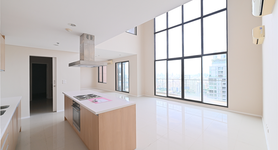 For sale 4 bedrooms condo in Watthana, Bangkok