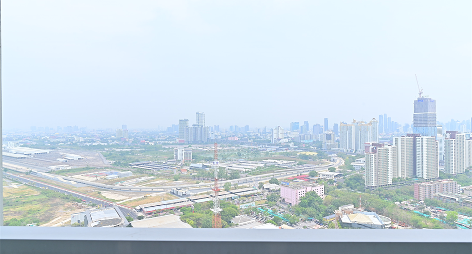 À vendre 2 chambres condo à Huai Khwang, Bangkok