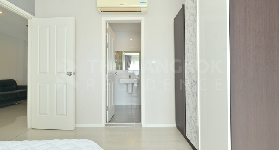 For sale 2 bedrooms condo in Huai Khwang, Bangkok