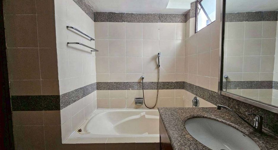 Аренда и продажа 3 спальни кондо в Кхлонг Тоеи, Бангкок