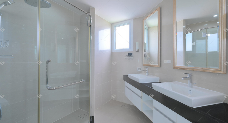 For rent 5 bedrooms condo in Huai Khwang, Bangkok