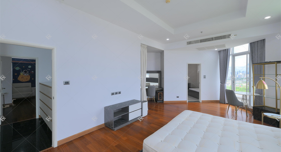 For rent 5 bedrooms condo in Huai Khwang, Bangkok