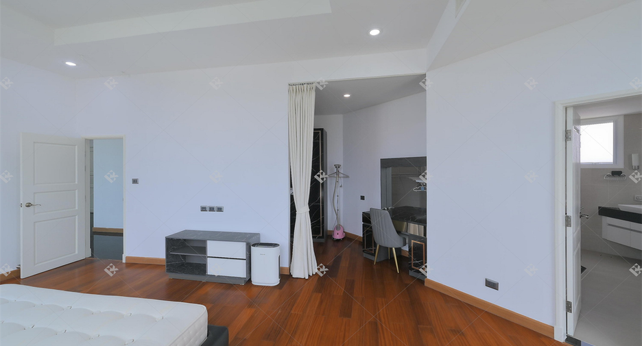 For rent 5 bedrooms condo in Huai Khwang, Bangkok