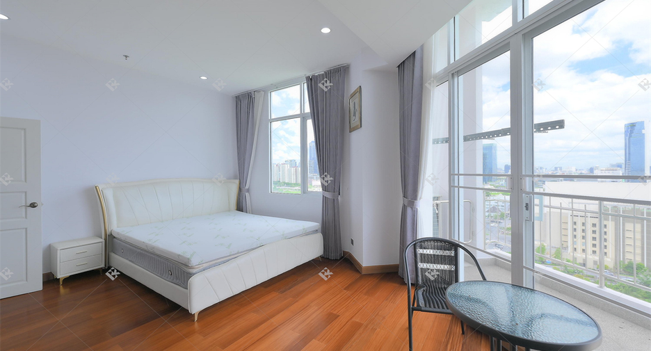 For rent 5 bedrooms condo in Huai Khwang, Bangkok