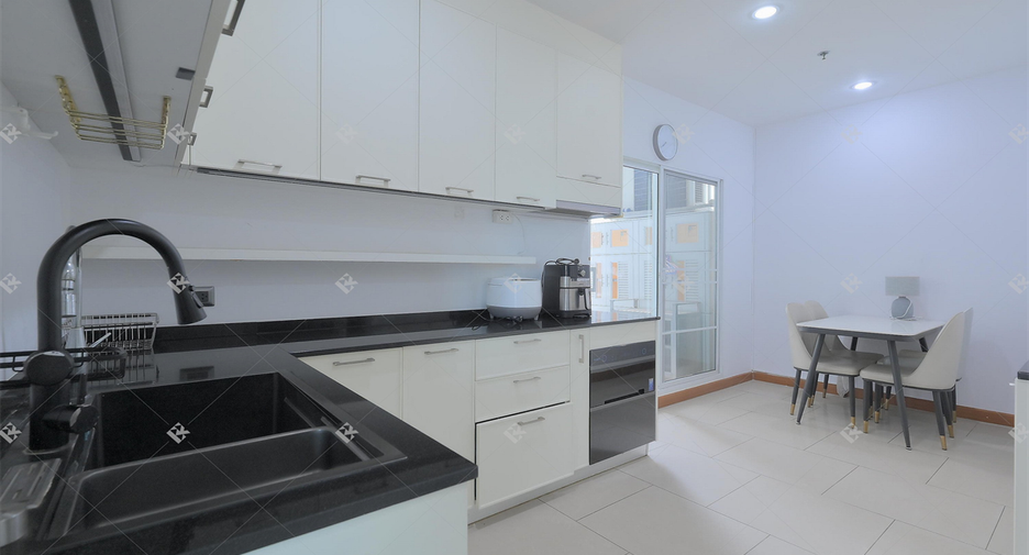 For rent 5 bedrooms condo in Huai Khwang, Bangkok