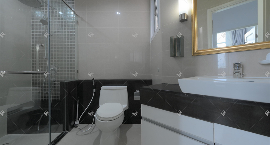 For rent 5 bedrooms condo in Huai Khwang, Bangkok