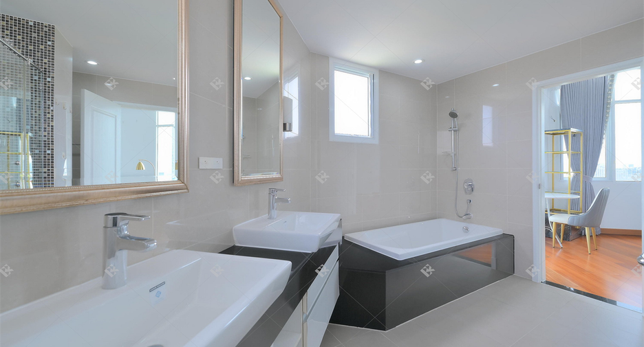 For rent 5 bedrooms condo in Huai Khwang, Bangkok