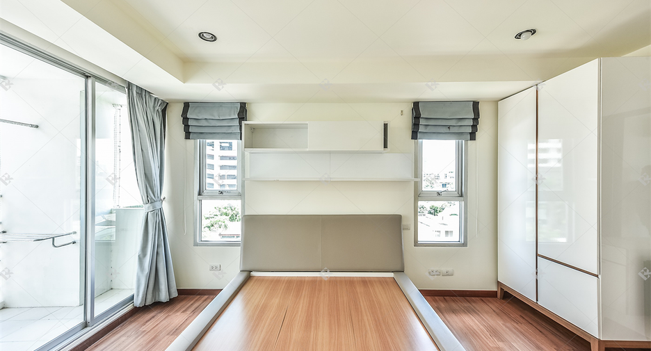 For rent 3 bedrooms condo in Watthana, Bangkok