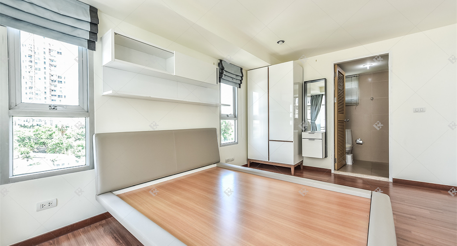 For rent 3 bedrooms condo in Watthana, Bangkok