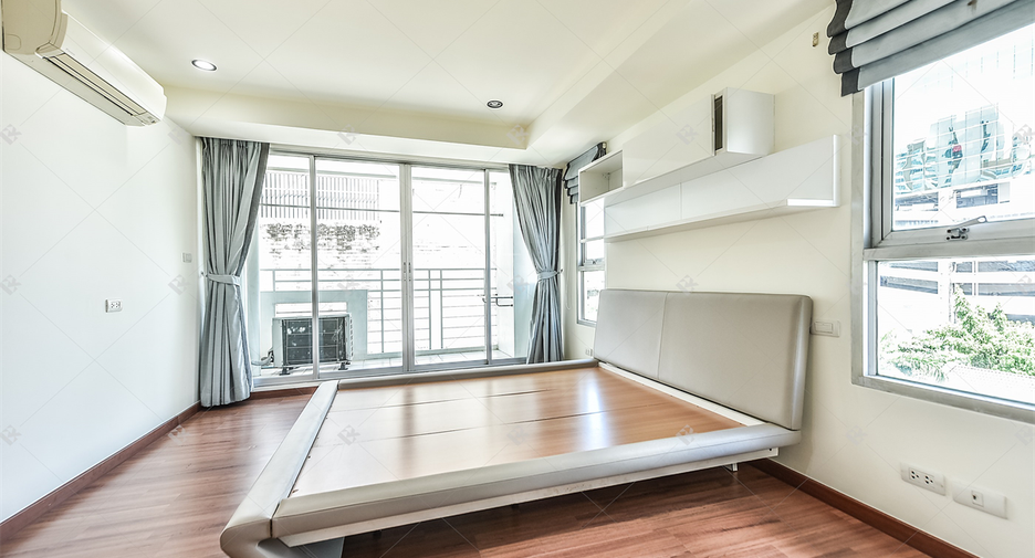For rent 3 bedrooms condo in Watthana, Bangkok