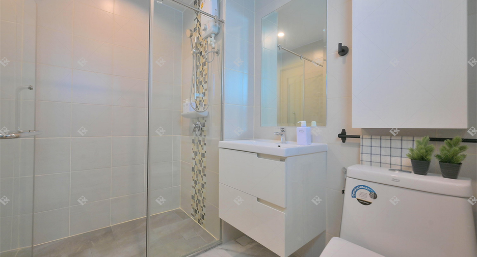 For rent 3 bedrooms condo in Huai Khwang, Bangkok