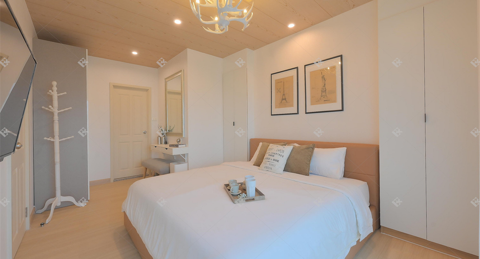 For rent 3 bedrooms condo in Huai Khwang, Bangkok