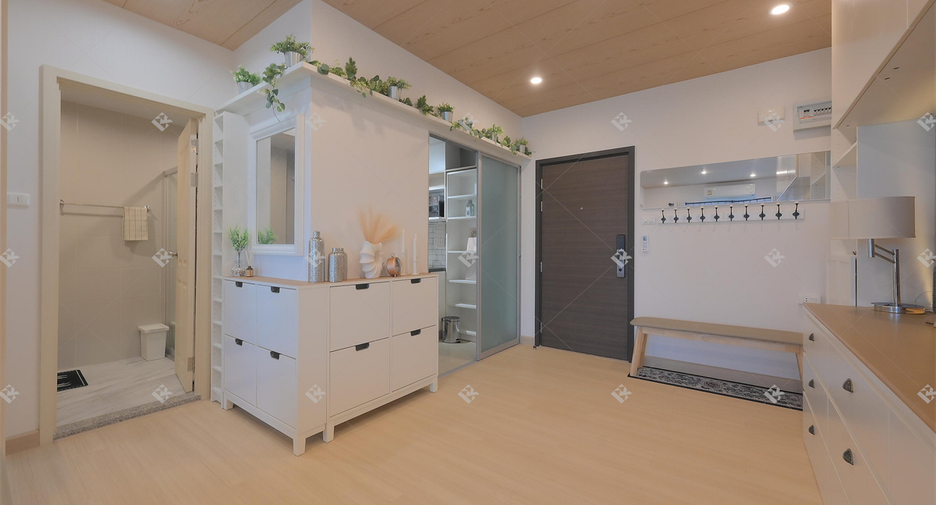 For rent 3 bedrooms condo in Huai Khwang, Bangkok